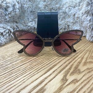 BRAND NEW✨
DIAMONDS EYEWEAR ACCESSORIES💎
BUTTERFLY SUNGLASSES🌌
UV PROTECTION⚜️